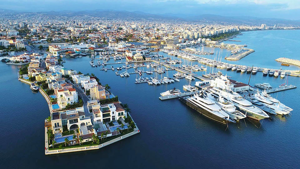 Marina luxuosa de Limassol na ilha de Chipre