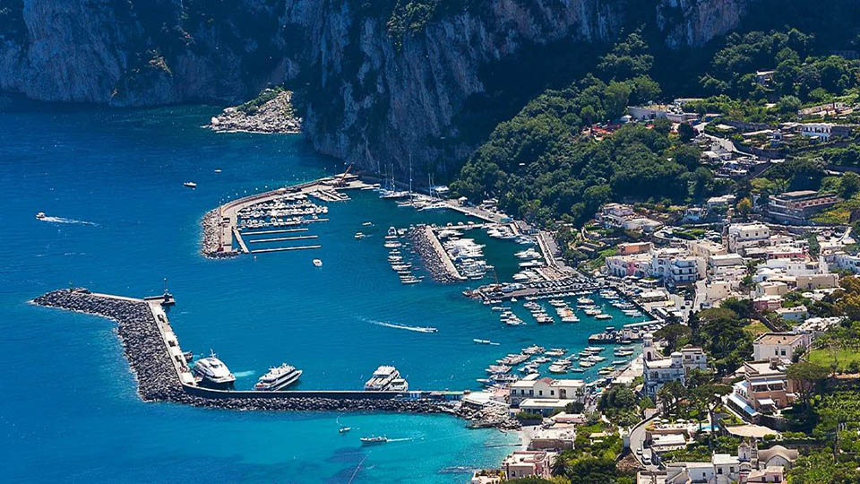 Marina Grande en la isla de Capri ITALIA