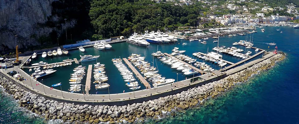 Capri adasında Marina Grande İTALYA